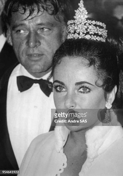 Elizabeth Taylor coiffée d'un diadème en diamants et Richard Burton lors d'une soirée, circa 1960, à Paris, France.