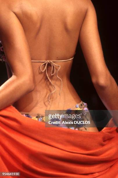 Maillot de bain dans le défilé de la maison Valentino le 5 octobre 1999 à Paris, France.