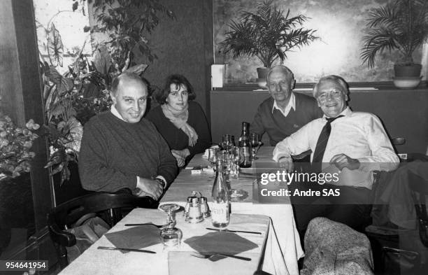 Raymond Depardon, son épouse Claudine Nougaret, Paul Foucharand et André Sas, circa 1980, France.