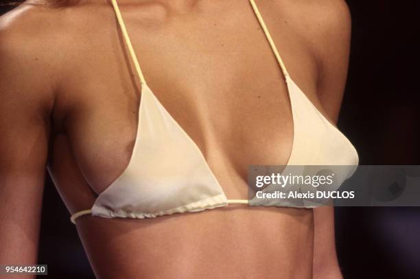 Maillot de bain dans le défilé Carven le 9 octobre 1999 à Paris, France.