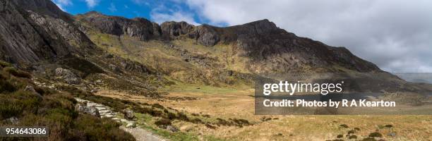 dramatic scenery at cwm idwal, snowdonia national park, wales - image assemblée photos et images de collection