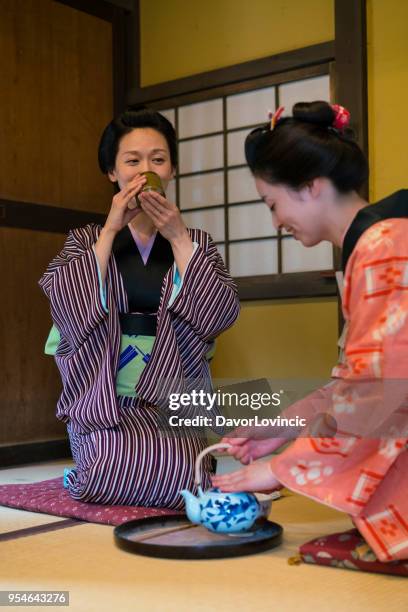 vrouwen, traditionele japanse thee in kyoto japan - lypsekyo16 stockfoto's en -beelden