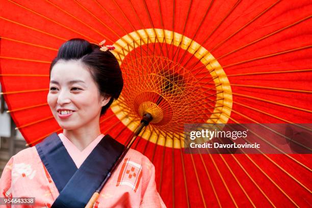 glimlachende vrouwen onder de paraplu's in kyoto, kyoto, japan - lypsekyo16 stockfoto's en -beelden