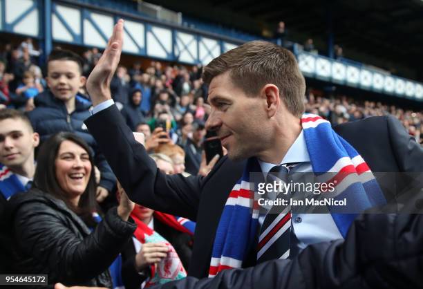 Steven Gerrard shakes hands with Dave King as he is unveiled as the new manager of Rangers football Club at Ibrox Stadium on May 4, 2018 in Glasgow,...