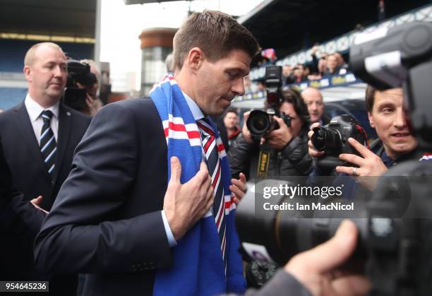 Steven Gerrard shakes hands with Dave King as he is unveiled as the new manager of Rangers football Club at Ibrox Stadium on May 4, 2018 in Glasgow,...