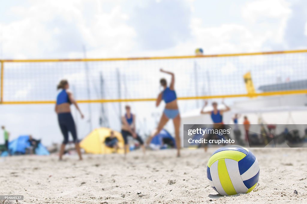 Beach-Volleyball mit Nahaufnahme der ball in den Vordergrund