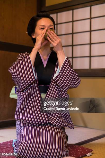 vrouw met traditionele japanse thee in kyoto japan - lypsekyo16 stockfoto's en -beelden