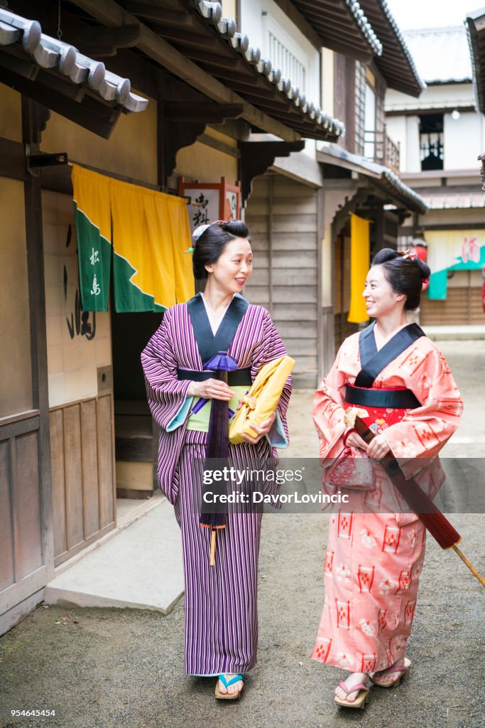Wie in alten Zeiten, Frau gehen und sprechen auf eine alte Straße in japan