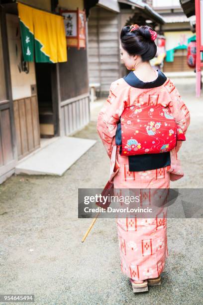 achteraanzicht van vrouw lopen op een oude straat in japan - lypsekyo16 stockfoto's en -beelden