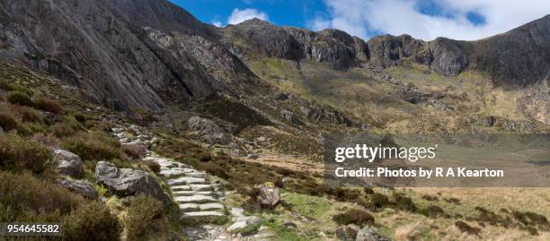 path leading to the devil's kitchen, cwm idwal, snowdonia national park, wales - image assemblée photos et images de collection