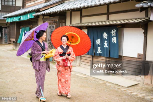 zoals in oude tijden, vrouw lopen op een oude straat in japan - lypsekyo16 stockfoto's en -beelden