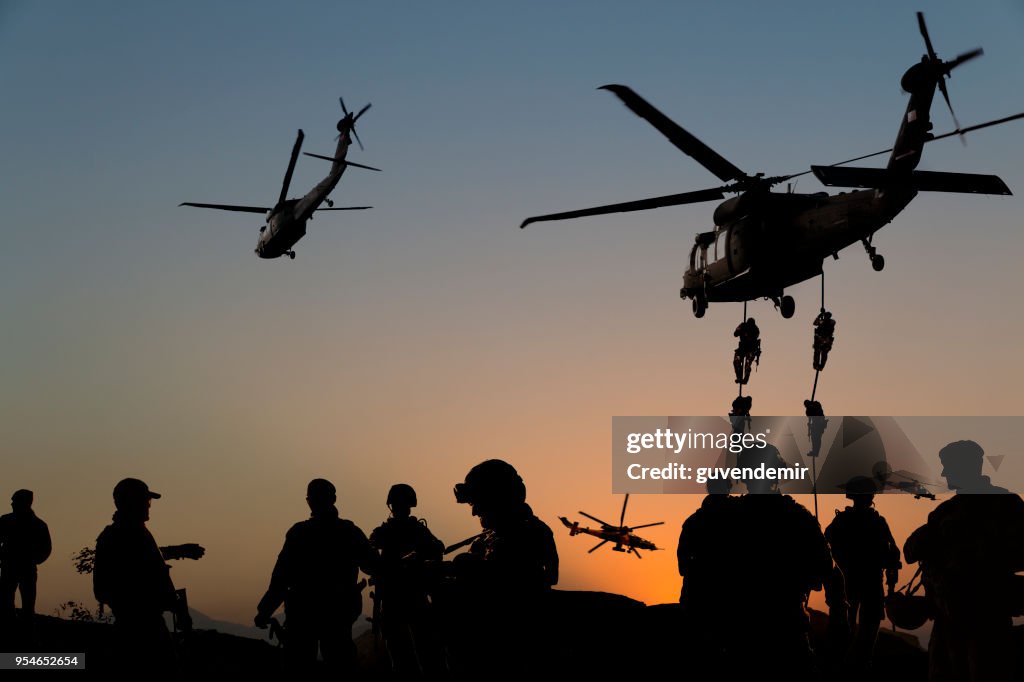 Silhouetten von Soldaten Militärmission in der Abenddämmerung