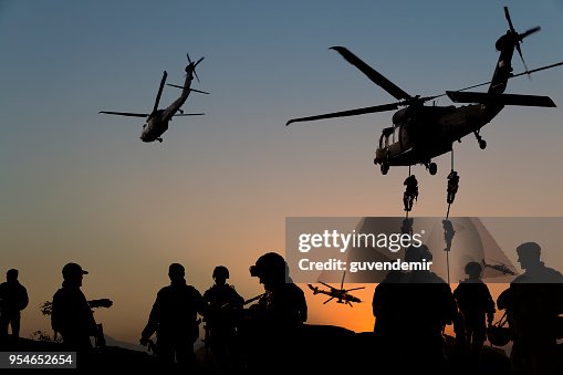 士兵在黃昏時分的軍事任務剪影 士兵在黃昏時分的軍事任務剪影