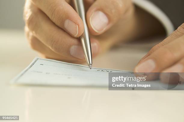 Hand Write 'em Cheque Writing A Cheque - Fotografias e Filmes do Acervo - Getty Images