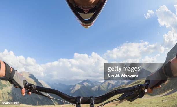 manillar de bicicleta de montaña controlada por motorista hombre - handlebar fotografías e imágenes de stock
