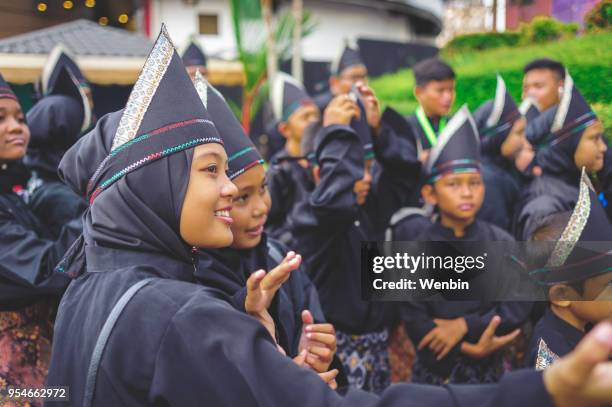 equipe de desempenho étnicas locais em kuching - gawai dayak - fotografias e filmes do acervo