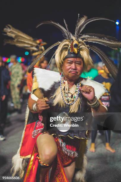 equipe de desempenho étnicas locais em kuching - gawai dayak - fotografias e filmes do acervo