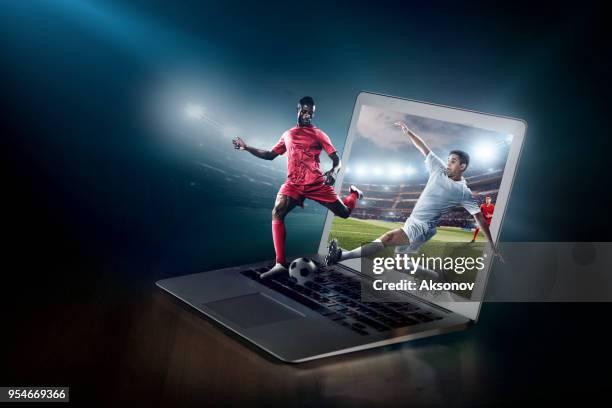 partita di calcio su laptop. trasmissione in diretta - calcio sport foto e immagini stock