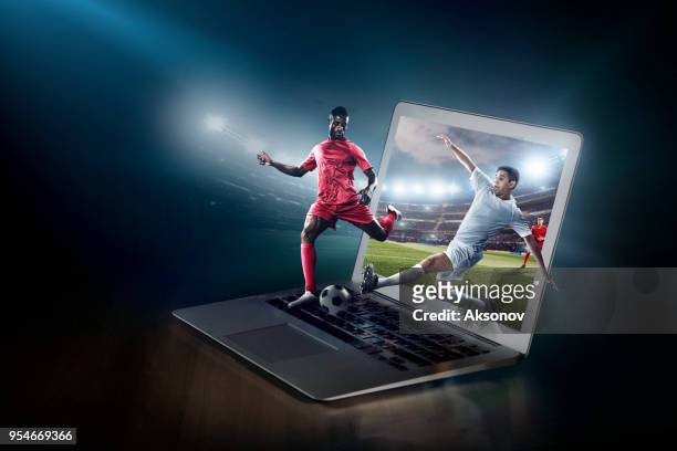fotbollsmatch på laptop. live-sändning - tv sändning bildbanksfoton och bilder