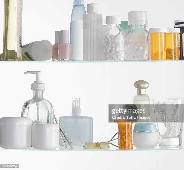 medicine cabinet shelves - armoire de toilette photos et images de collection