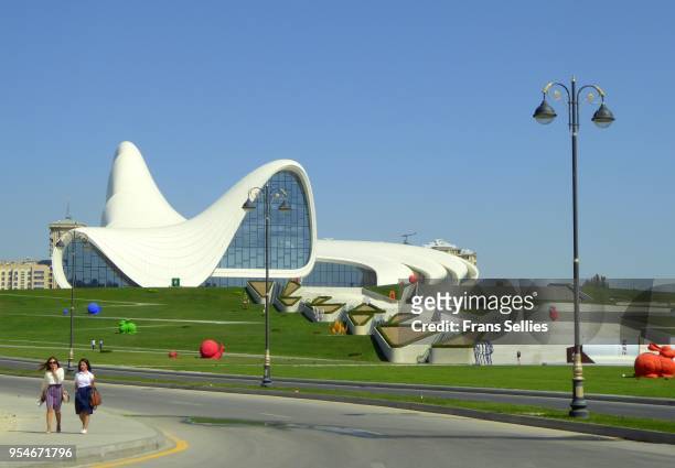 heydar aliyev center, baku, azerbaijan - zaha hadid architects stockfoto's en -beelden