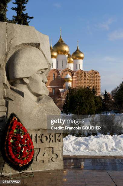 Monument en hommage aux soldats de la seconde guerre mondiale et la Cathédrale de Yaroslavl le 12 mars 2010 dans le périmètre de L'Anneau d'Or,...