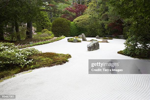 zen garden - jardín japonés fotografías e imágenes de stock