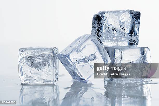 ice cubes - cubito de hielo fotografías e imágenes de stock