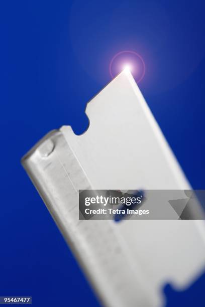 razor blade - cuchilla de afeitar fotografías e imágenes de stock