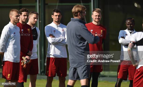 Jurgen Klopp manager of Liverpool talking with Ragnar Klavan, Danny Ward, Jordan Henderson, Dejan Lovren, Simon Mignolet and Sadio Mane during a...