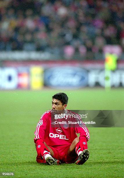 Giovane Elber of Bayern Munich takes a breather during the UEFA Champions League Group C match against Spartak Moscow played at the Olympic Stadium,...