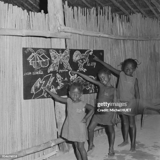 Petites filles dans une école primaire au Bénin, circa 1950.