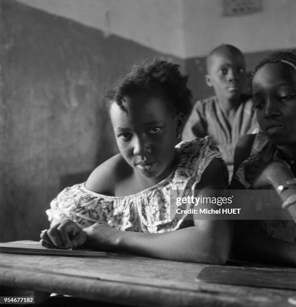 Petites filles en classe dans une école au Mali, circa 1950.