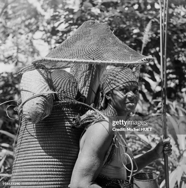 Femme transportant une hotte dans le dos au Gabon, circa 1950.