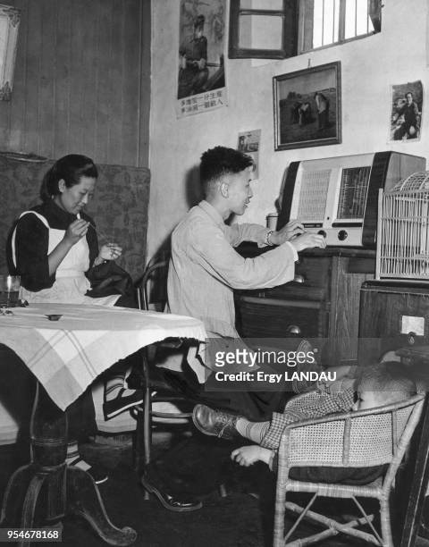 Fonctionnaire dans sa maison avec sa famille en Chine, circa 1950.
