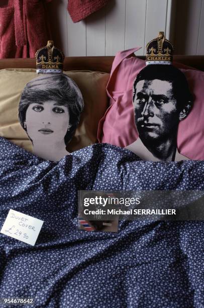 Draps à l'effigie du prince Charles et Lady Diana dans une literie, pour célébrer leur mariage, en juin 1981, Royaume-Uni.