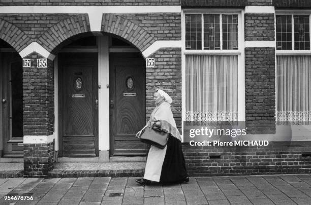 Femme en costume traditionnel aux Pays-Bas, en 1984.