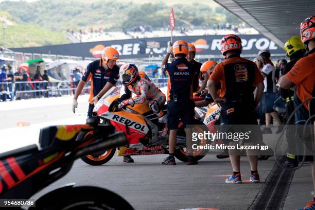 Dani Pedrosa of Spain and Repsol Honda Team changes the bikes in box during the MotoGp of Spain - Free Practice at Circuito de Jerez on May 4, 2018...