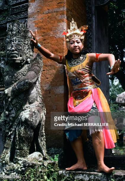 Danseur du ballet Ramayana en costume de Rama, à Bali, en février 1975, Indonésie.