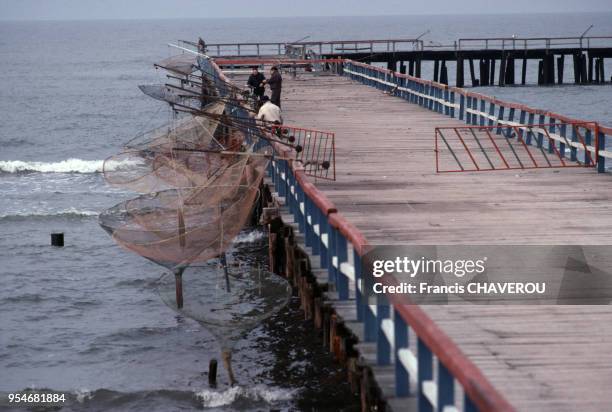 Pêche à la balance au bord de la mer Baltique, en février 1992, Lituanie.