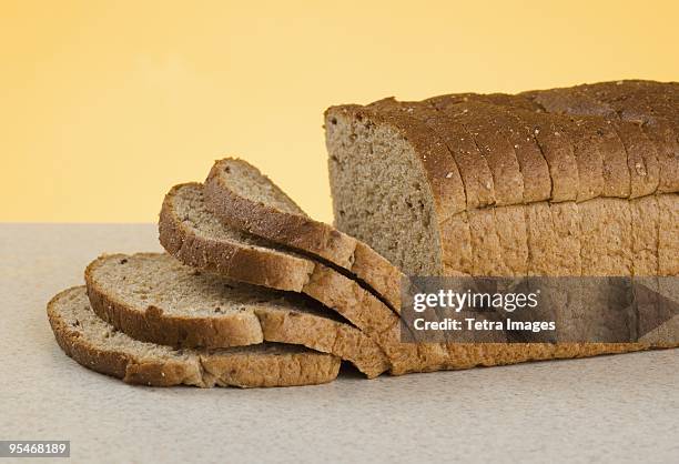 sliced loaf of bread - volkorentarwe stockfoto's en -beelden