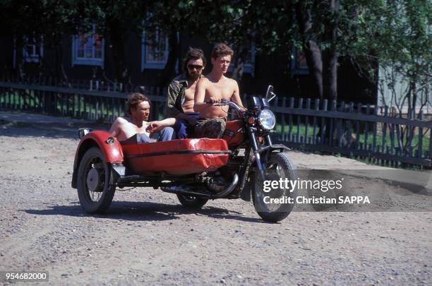 Jeunes hommes sur un side-car en dans un village en Sibérie, en juillet 1995, Russie.