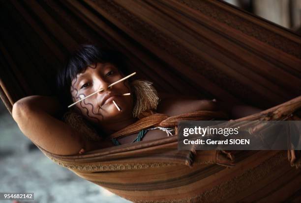 Indienne Yanomami sur un hamac au Venezuela, en février 1980.