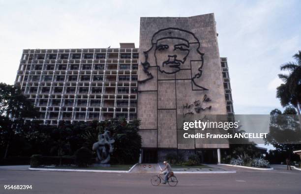 Portrait de Che Guevara sur une façade d'immeuble à la Havanne, en 1996, Cuba.