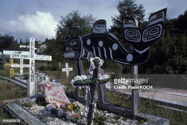 Sculpture kwakwaka'wakw sur une tombe, dans un cimetière en Colombie Britannique, en 1975, Canada.