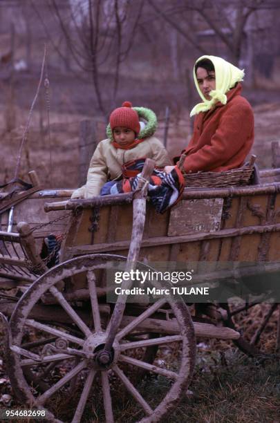 Femme Tzigane avec son enfant dans une charrette en Hongrie, en décembre 1975.