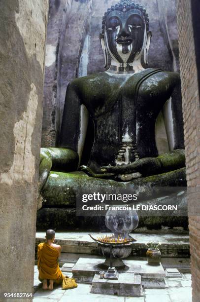 Bouddha géant du temple Wat Si Chum à Sukhothaï, en mai 1996, Thaïlande.