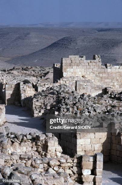 Vestiges de maisons romaines dans la forteresse de Massada dans le désert de Judée, en juin 1988, Israël.