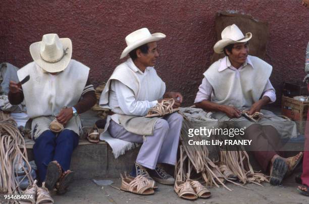 Maroquiniers fabriquant des sandales en cuir au Chiapas, en 1984, Mexique.