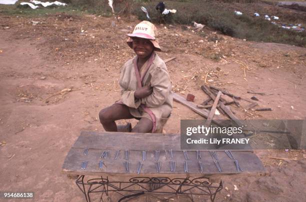 Enfant vendant des clous à Madagascar, en 1987.